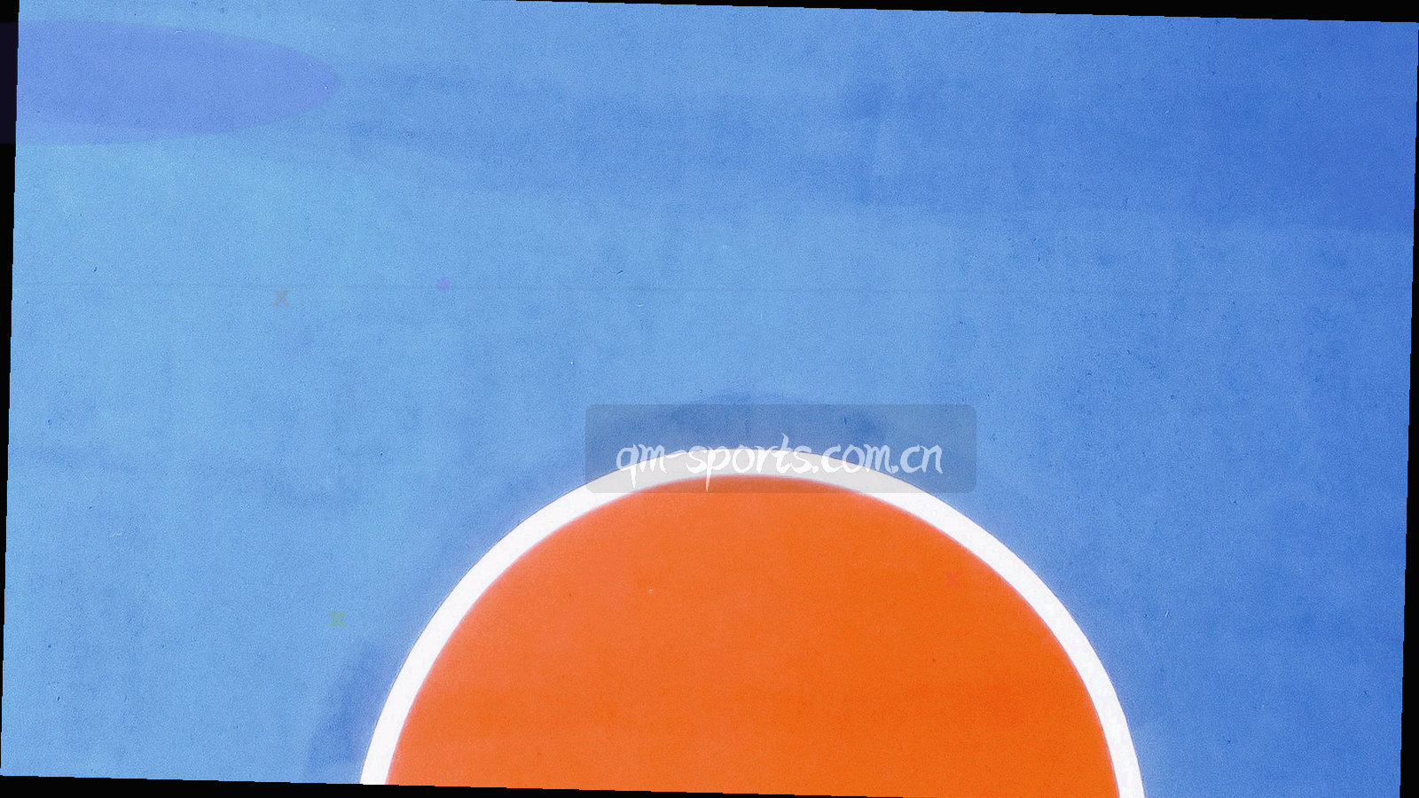 大型数据看板屏幕特写，深蓝界面与橙色数值高光，画面中没有人物面部